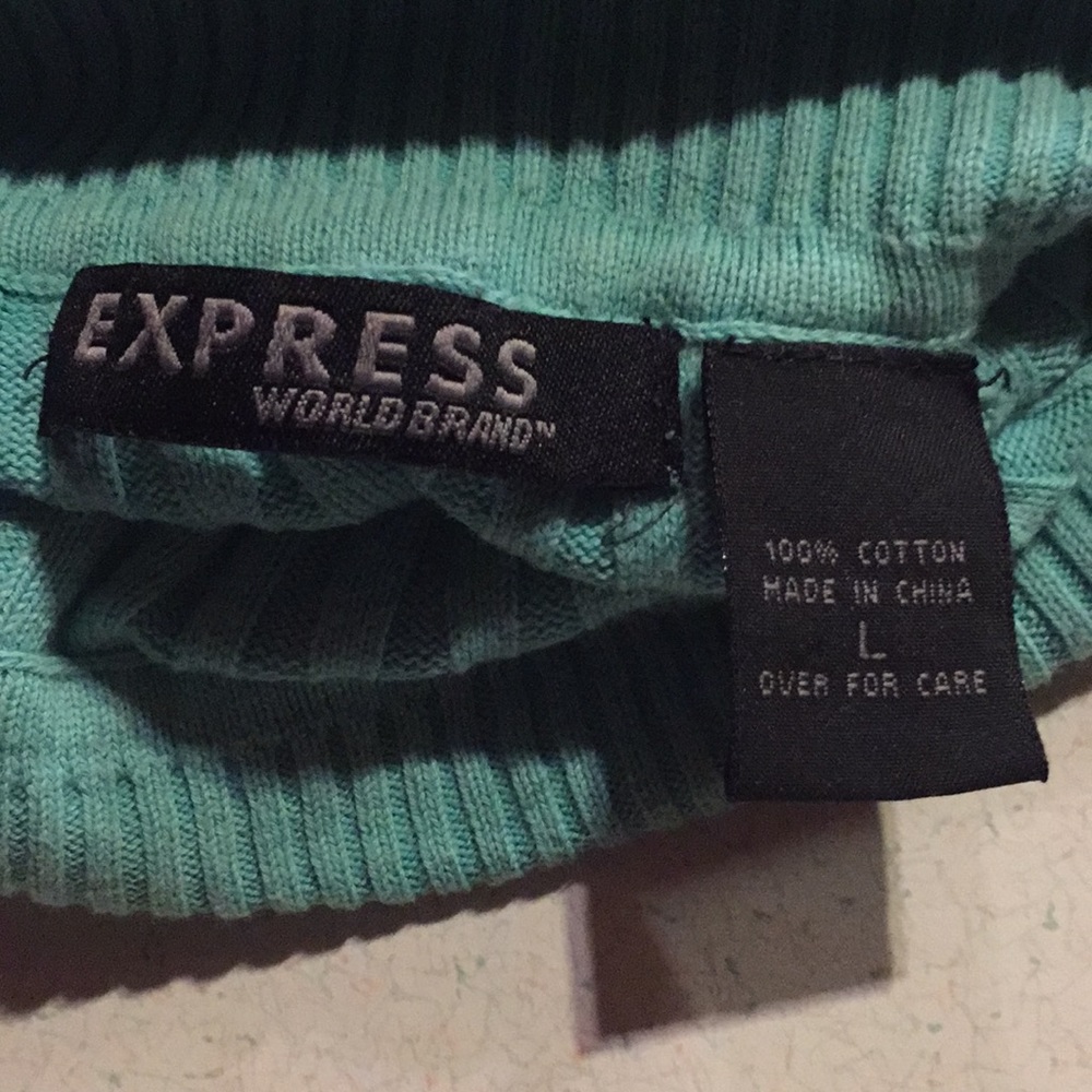 Express Turtle Neck - Picture 3 of 3